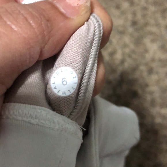 Lululemon sport bra size 6 white& black color - Picture 4 of 4